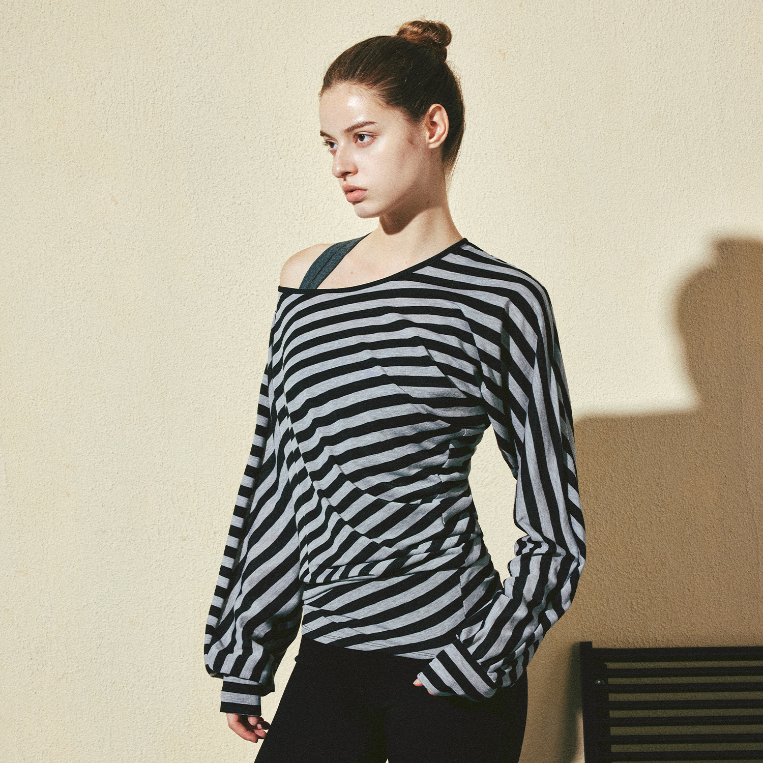 KVKV 黑灰条纹拧转结构蝙蝠袖长袖上衣