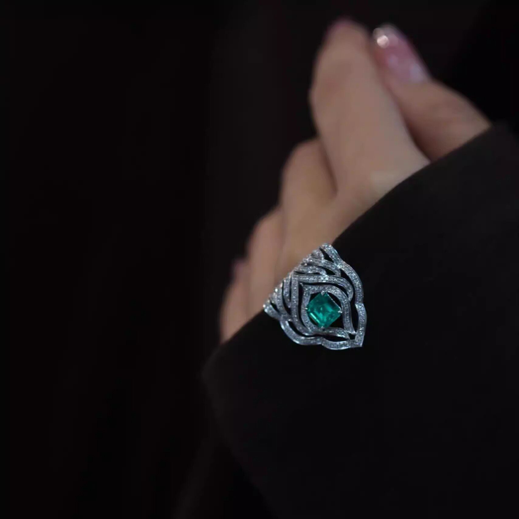 精致高级感镶锆羽毛胸针女西装袖口外套大衣领口别针优雅气质配饰