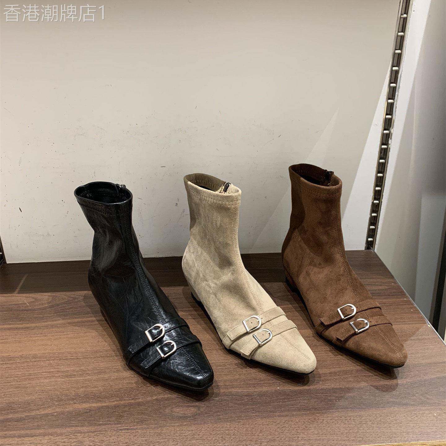 香港尖头皮带扣粗跟短靴女2026年秋季新款中跟软皮时装靴切尔西靴