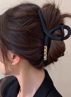 min字母抓夹女黑色简约气质发夹大号鲨鱼夹ins百搭夹子头饰hwj