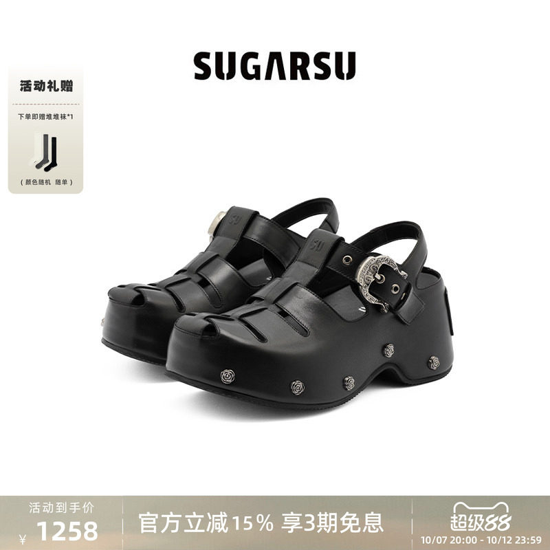 SUGARSU 酥履26年春夏季新款鸢尾花扣复古厚底增高猪笼罗马凉鞋女