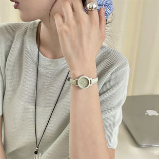 多巴胺小清新手表女款学生初高中小众高颜值圆形小表盘2025新款表