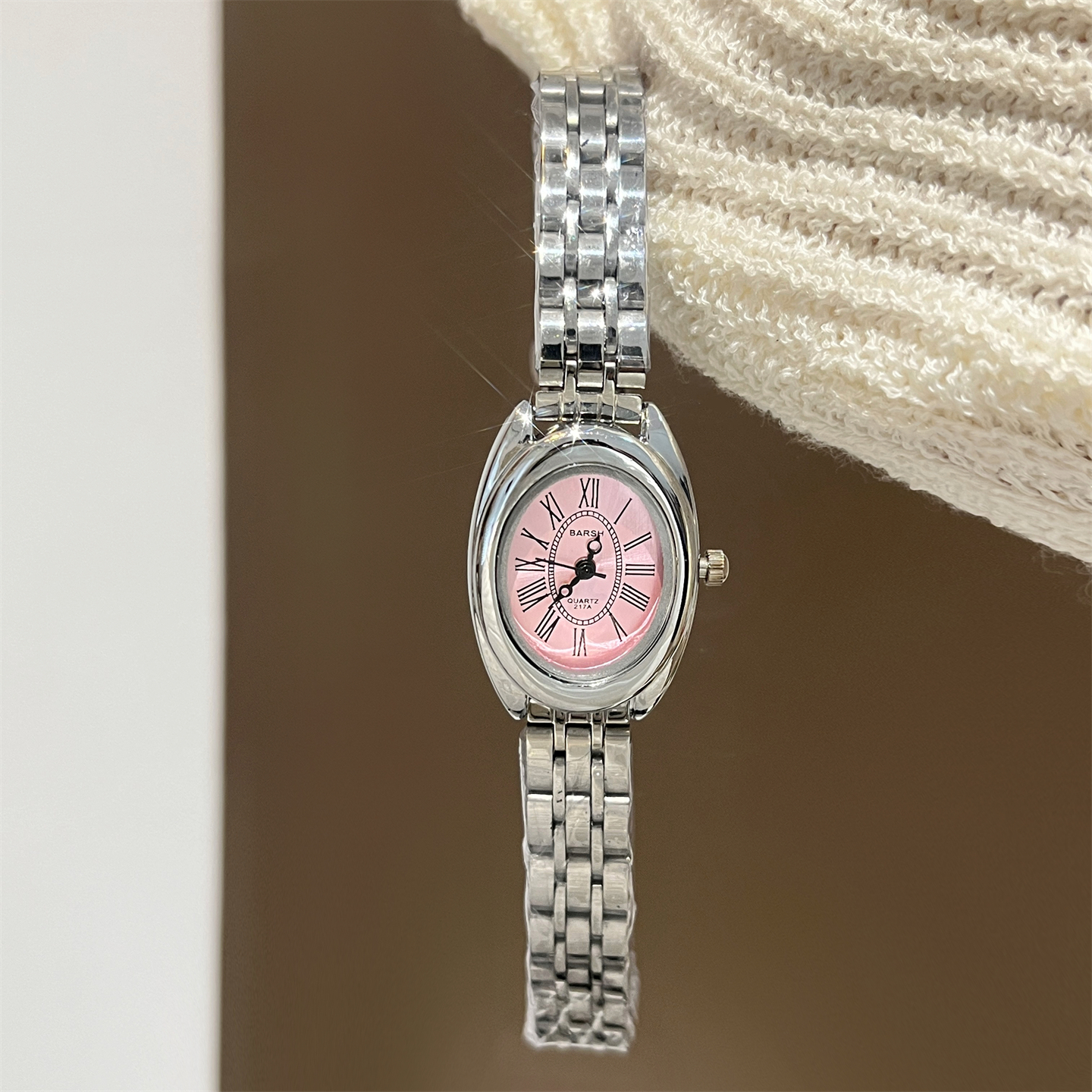 清冷少女粉椭圆形罗马刻度手表