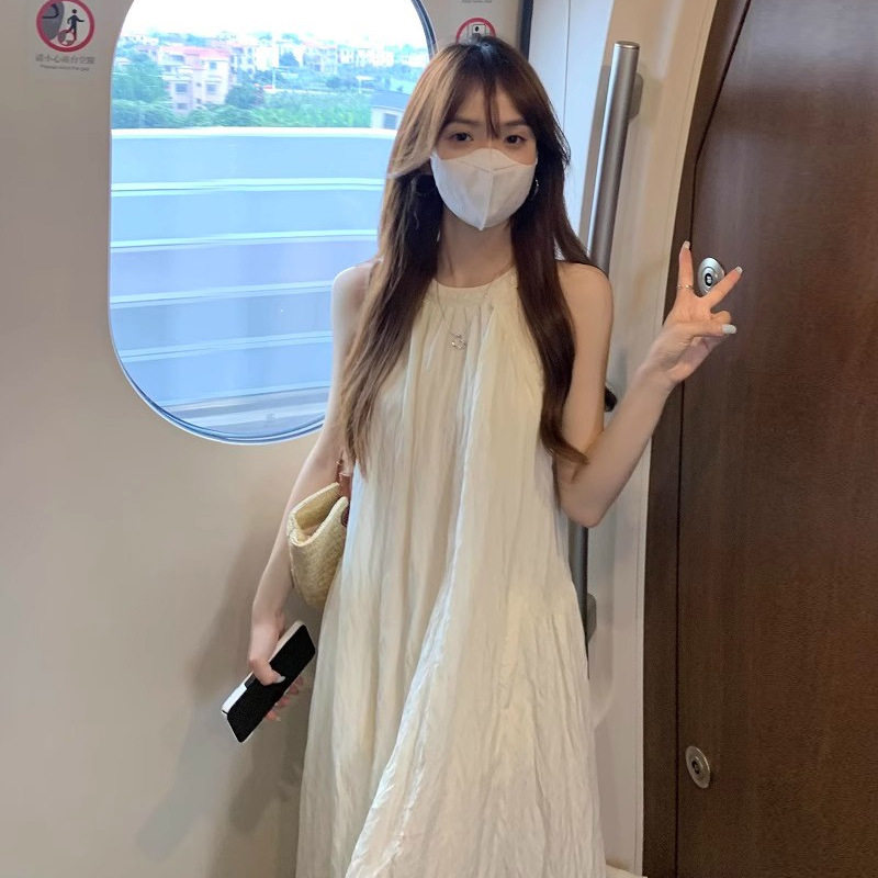 2025夏新款宽松垂感仙女裙度假风挂脖连衣裙女显瘦小心机露肩长裙