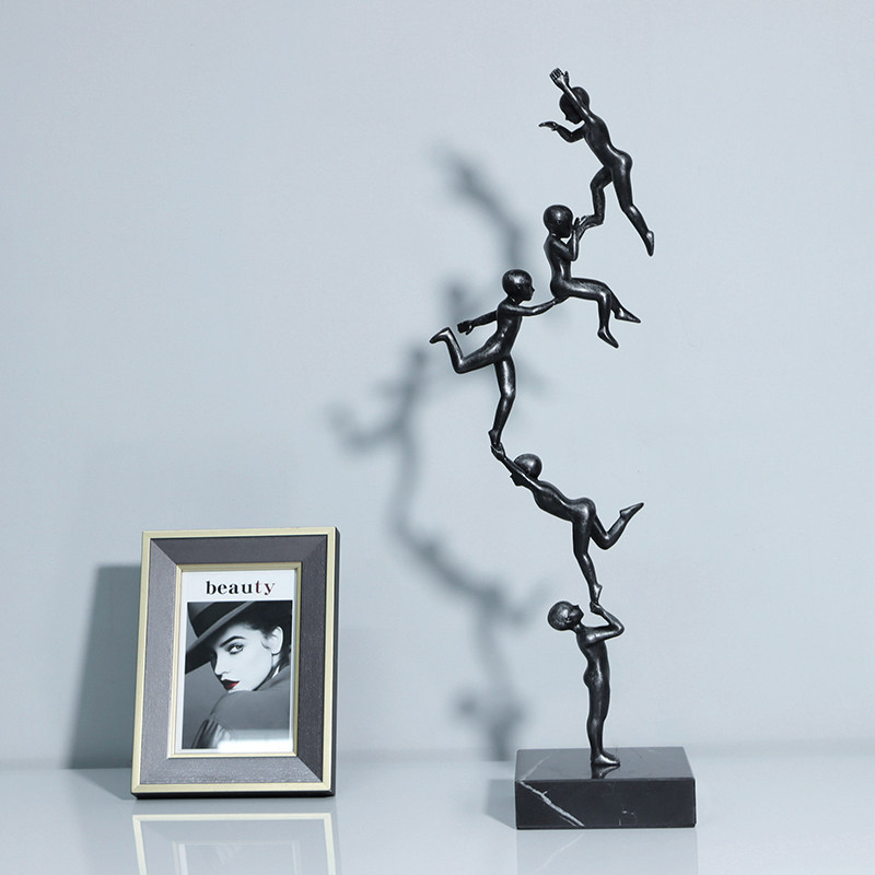 现代创意黑色组合杂技人物托举摆件样板房客厅电视柜玄关软装饰品