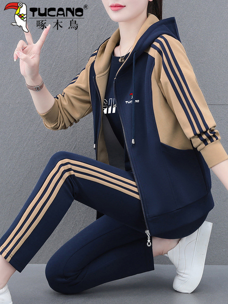 딱따구리 여성 스포츠 정장 여성 2024 새로운 유행 서양 어머니의 착용 봄과 가을 캐주얼 후드 3 피스 양복