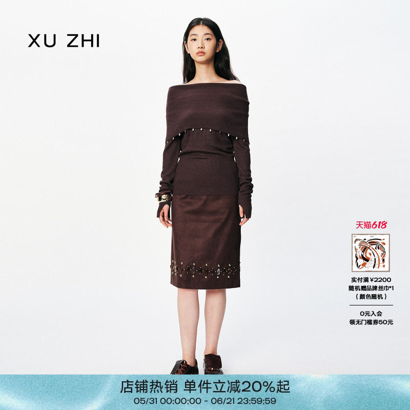 XU ZHI2025秋冬新品松弛感慵懒羊毛金属装饰翻领一字肩针织上衣