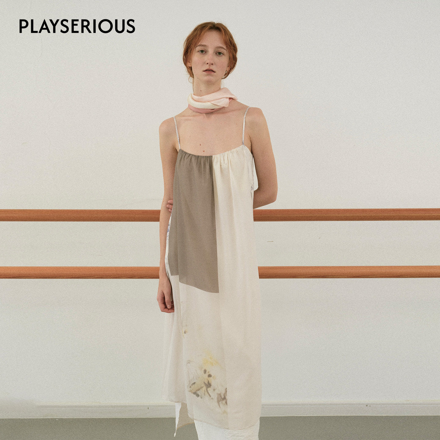 Piacevole e 2026夏季新款真丝双层印花吊带连衣裙女简约休闲长裙图片