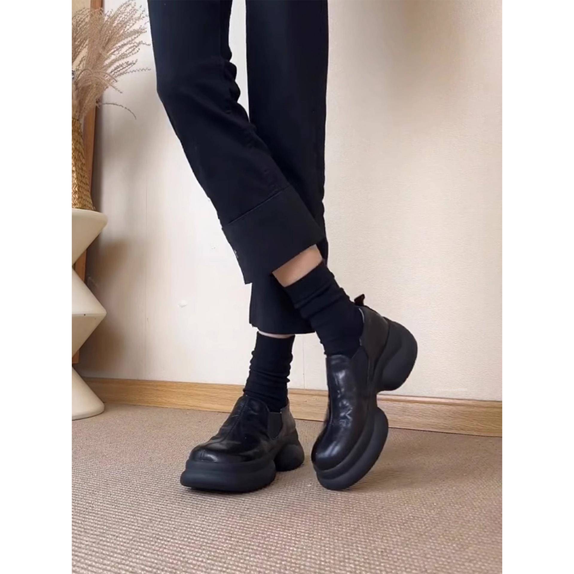 香港覆古厚底松糕底乐福鞋女2025秋冬新款英伦风一脚蹬圆头小皮鞋