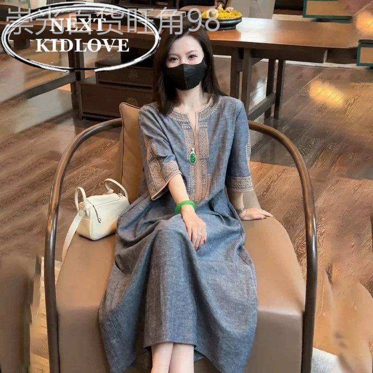 香港高级感轻奢气质亚麻刺绣连衣裙女2025夏季宽松显瘦透气长裙子