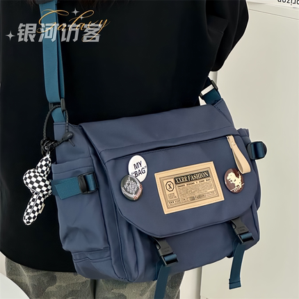 大容量复古邮差包男新款小众设计感百搭单肩斜挎包学生上课背包女