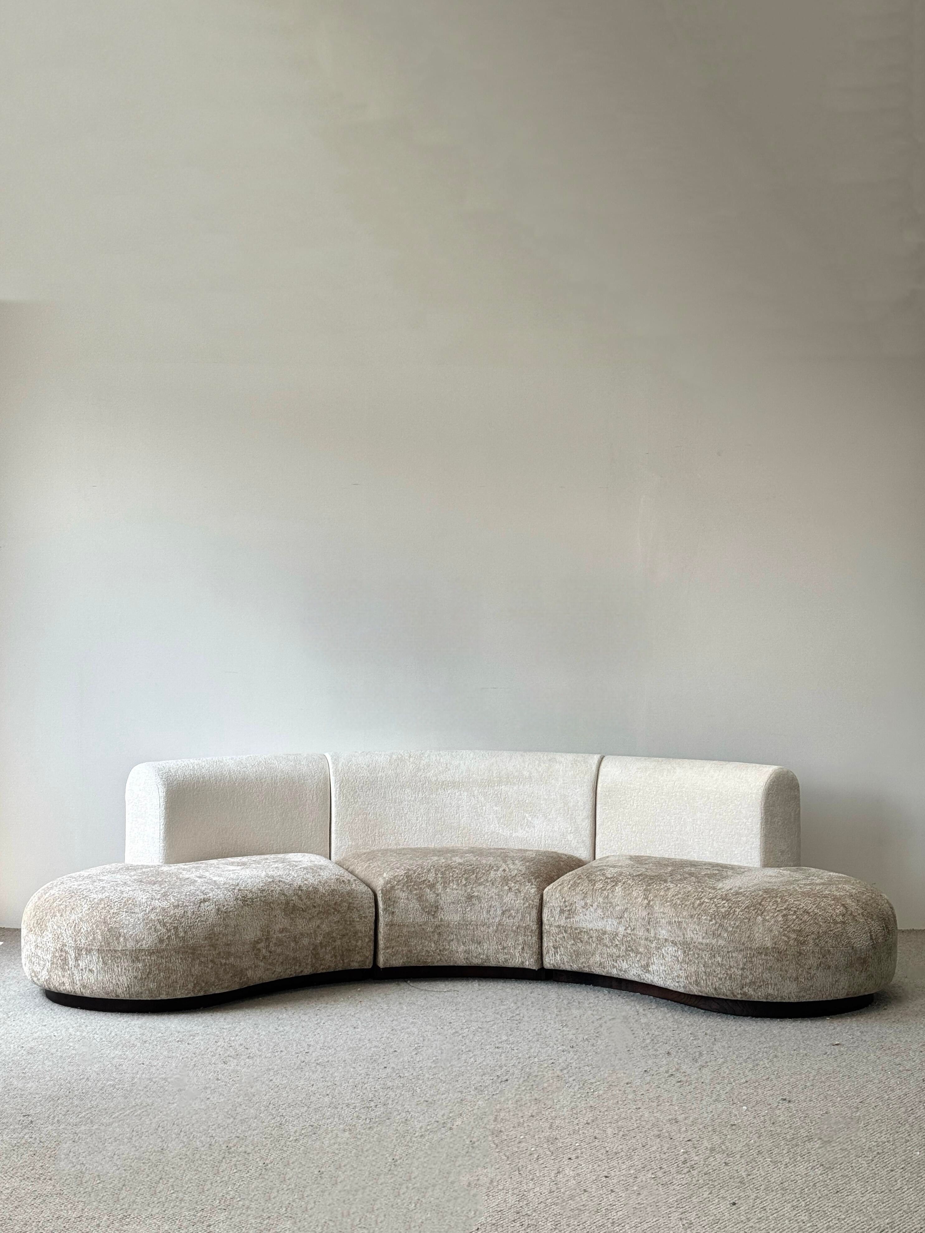 โซฟาพระจันทร์เสี้ยวย้อนยุค, สไตล์โบราณโค้งโมดูลรวมกันโซฟาสไตล์วาบิซาบิขนาดใหญ่พื้นแบนผ้านักออกแบบวิลล่า