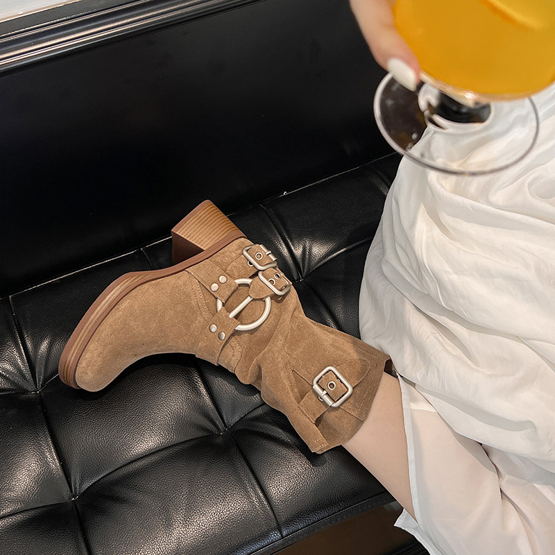 QIU MEIER 핫 걸 스타일 두꺼운 뒤꿈치 웨스턴 카우보이 부츠 여성 매트 하이힐 미드 커프 마틴 부츠 스위트 쿨 숏 부츠  가죽