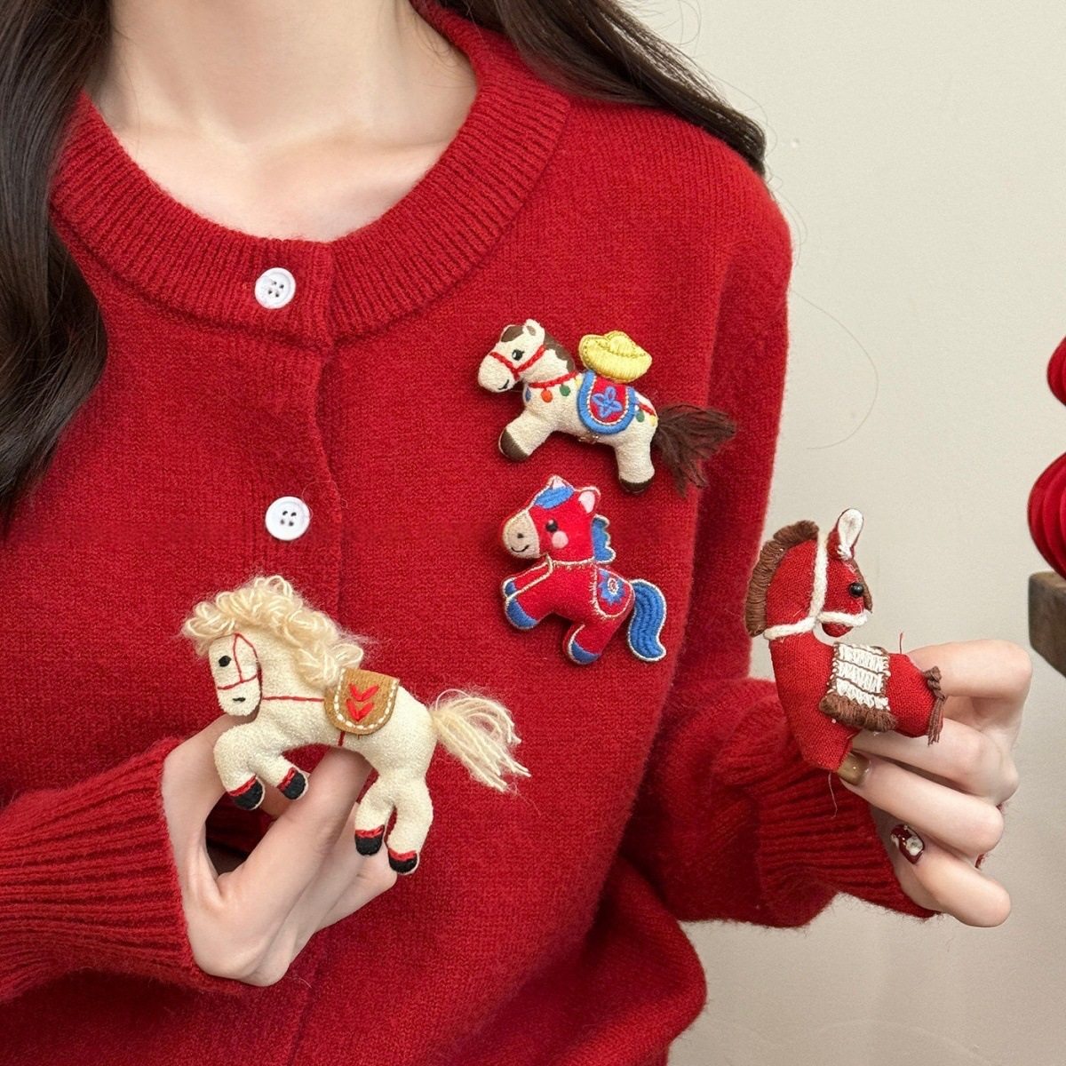 新年吉祥物小马胸针2026新款本命年红色布艺女配大衣装饰别针胸花,饰品/流行首饰/时尚饰品新,胸针,淘宝优惠券,粉丝福利购,淘宝优惠卷