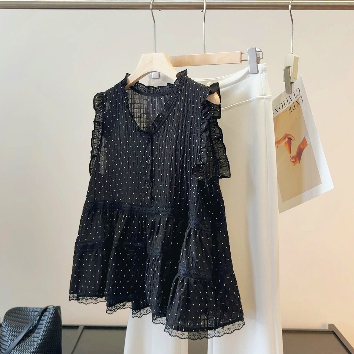 黑色波点木耳花边无袖衬衫女夏新款显瘦百搭气质V领绝美小衫上衣