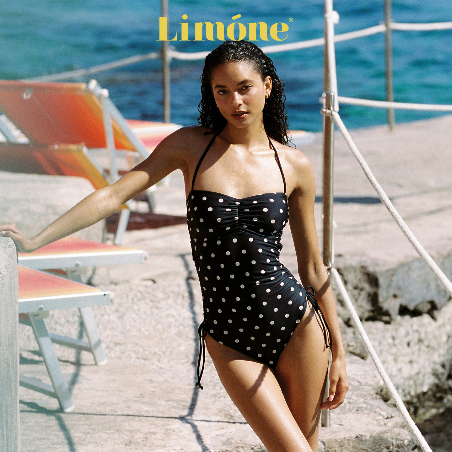 Limone胸前抽褶挂脖连体泳衣性感图片