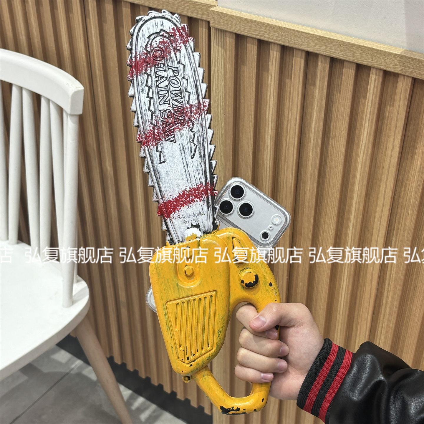 适用小米抽象恶搞仿真锯子手机壳