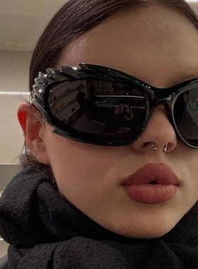 速发亚文化前卫重金属走猬墨新刺秀夸张镜潮太男街拍潮人