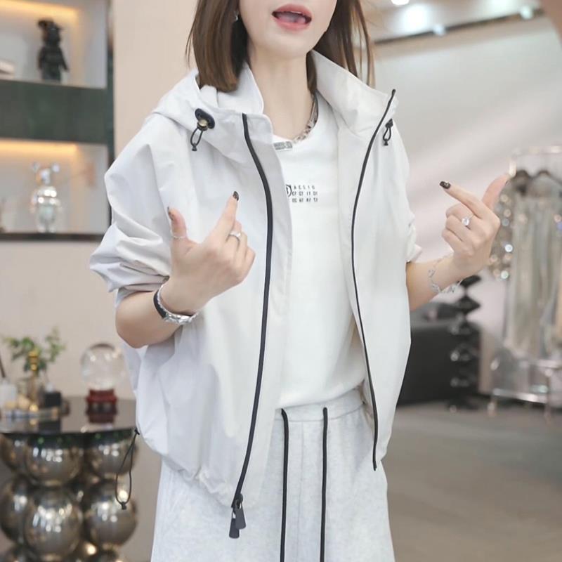 欧洲站冲锋衣外套女2025秋季新款爆款时尚小个子运动风夹克上衣潮