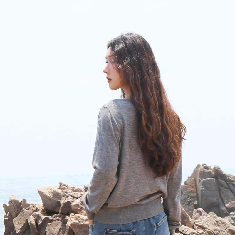 简表达25年秋季新款纯色针织衫