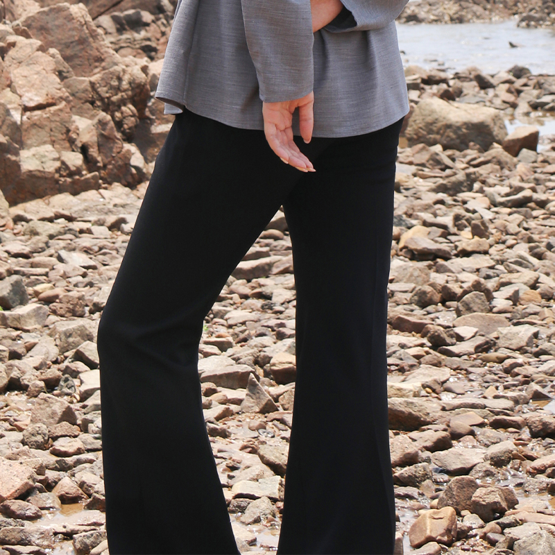 简表达25年秋季新款黑色烟管裤