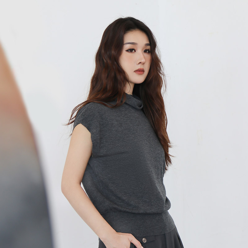 简表达25年秋新款毛织马甲