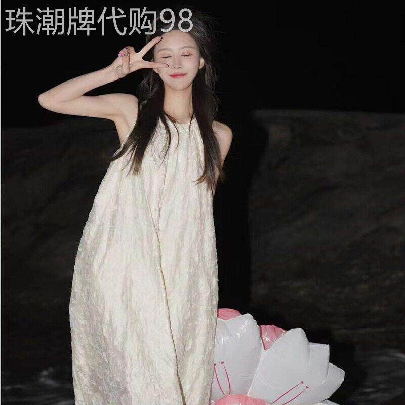 白色连衣裙女夏季2025新款宽松法式设计感气质小个子无袖挂颈裙子