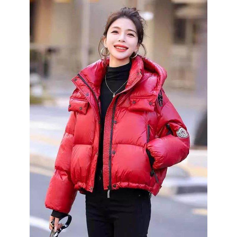红色短款羽绒服女冬季2025年新款免洗亮面时尚连帽加厚白鸭绒外套