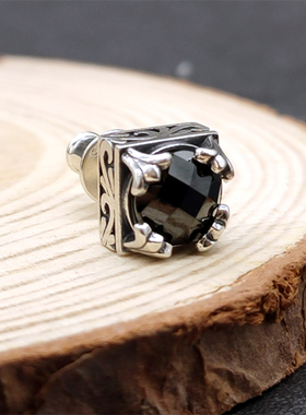 Musa Singing男款侧花正方形百合四爪镶大颗粒黑锆石925纯银耳钉