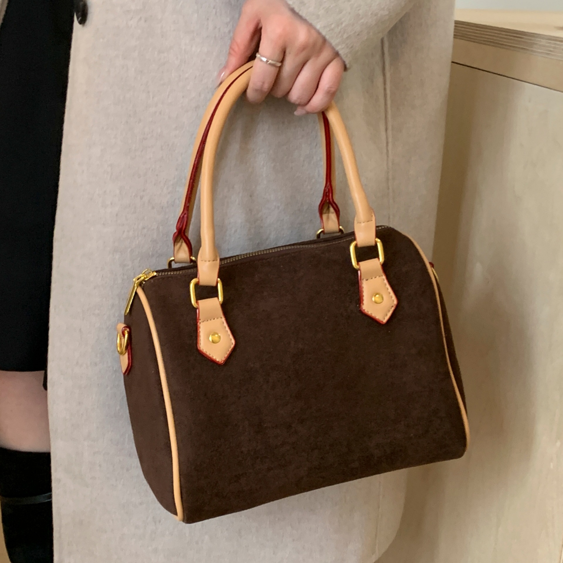 小2025新款时尚百搭复古手提枕头