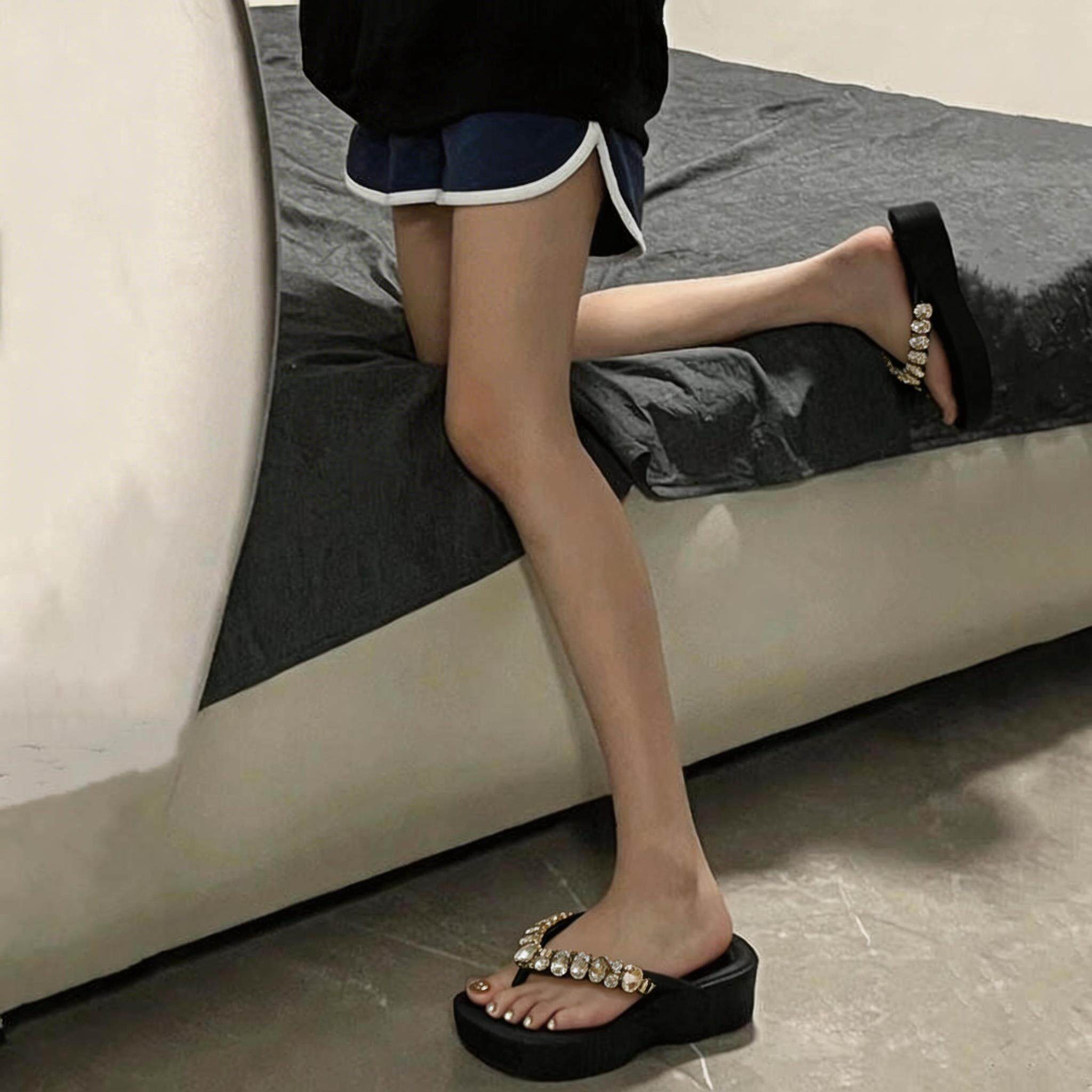 厚底拖鞋女外穿夏凉拖碎钻人字拖海边沙滩绝美小凉拖外出坡跟拖鞋