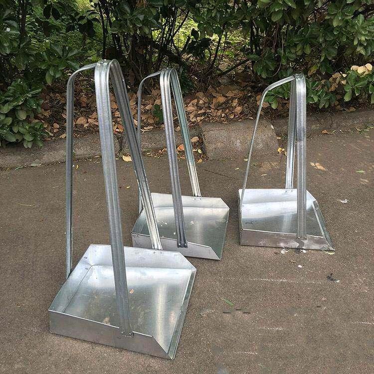 工厂环卫铁垃圾铲铁簸箕矬戳子撮箕灰斗畚斗加大号高厚铁皮簸箕