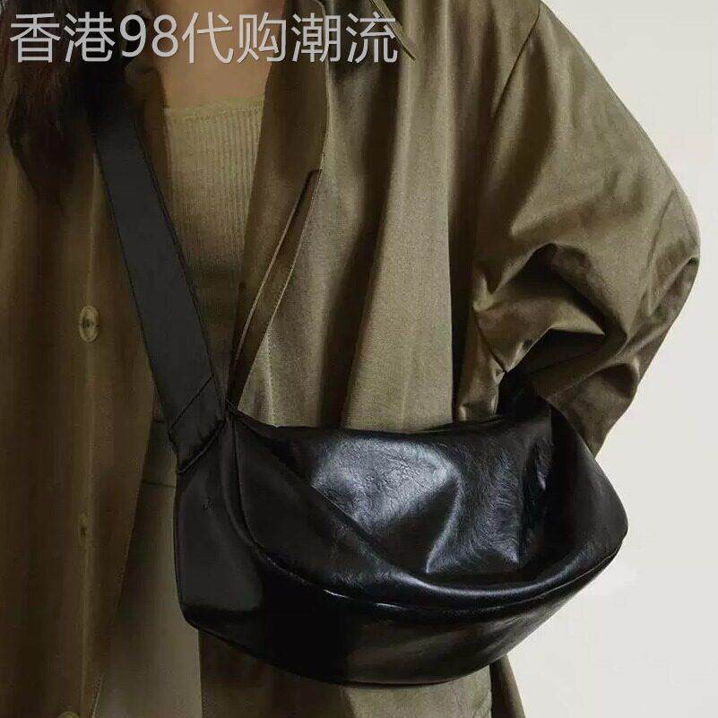 极简半月斜挎包女2026新款时尚潮黑色包包复古软皮单肩斜挎腋下包