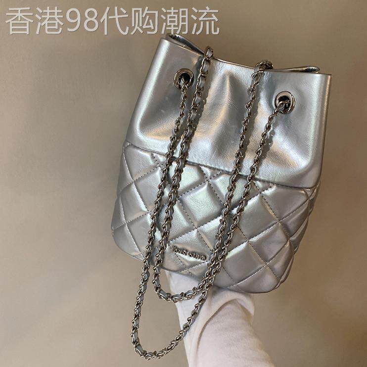 香港IT专柜 银色列车水桶包包女2026新款秋天小众菱格链条斜挎包