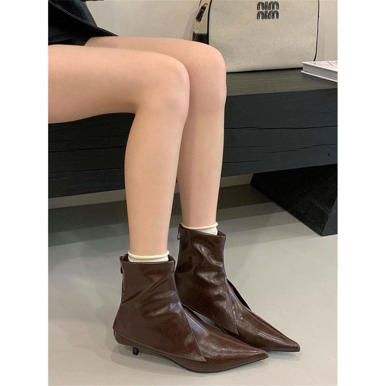 香港覆古尖头短靴女秋冬季2025新款细跟白色气质通勤瘦瘦靴小踝靴