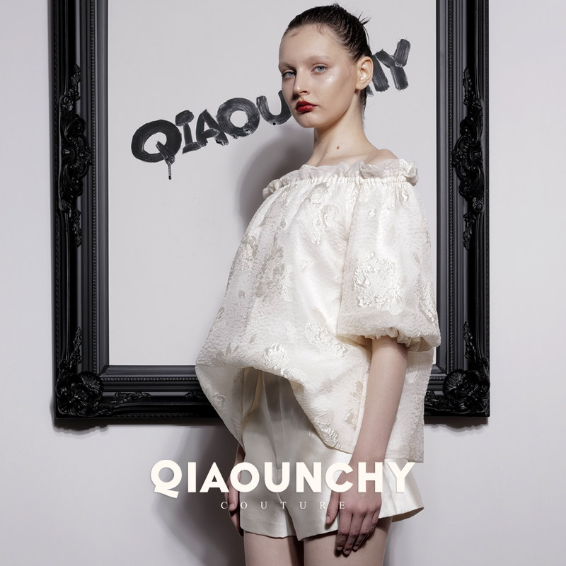 浮雕真丝提花 QIAOUNCHY俏云曦｜杏色真丝提花一字领短上衣