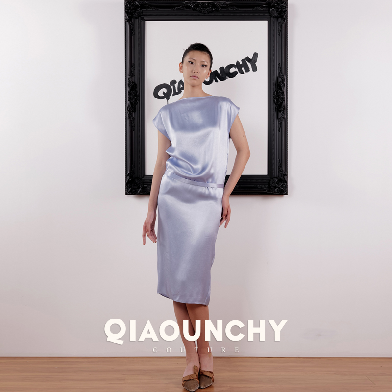 孤品 QIAOUNCHY俏云曦｜法式优雅风高级缎面连肩袖直腰连衣裙新