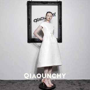 法式 QIAOUNCHY俏云曦｜25秋冬杏色高密褶圆领收腰连衣裙长裙 立裁