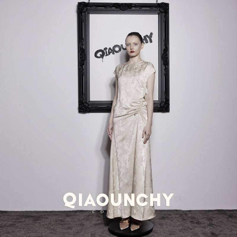 苏杭丝绸 QIAOUNCHY俏云曦｜25秋长裙法式杏色暗纹提花抽绳连衣裙