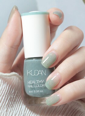 Nail polish is white, fine and shiny in summer指甲油夏天显白