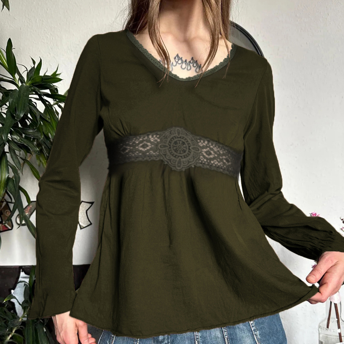 复古欧美风V领高腰裙摆型长袖T恤女绣花镂空拼接设计感喇叭袖上衣