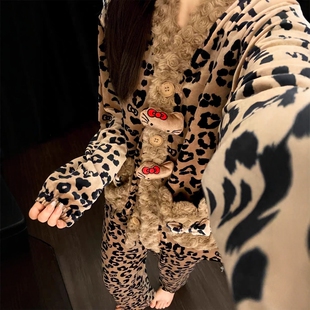 豹纹轻奢风豹纹HelloKitty毛绒保暖海岛绒睡衣女秋冬季家居服套装