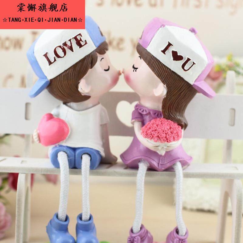 创意卡通公仔亲嘴情侣树脂吊脚娃娃客厅卧室房间可爱装饰品小摆件
