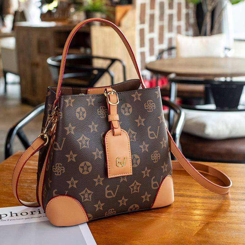 香港真皮单肩水桶包女2023新款高级感大容量手提包时尚单肩斜挎包