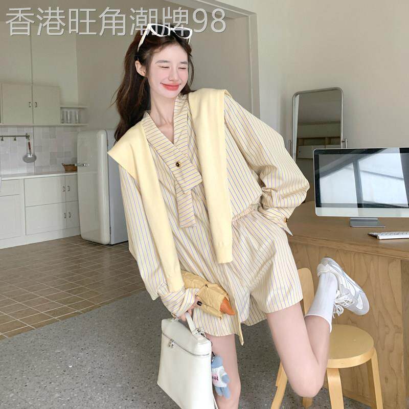 奶黄色韩系独特漂亮慵懒风套装女2026春季披肩条纹衬衫短裤两件套