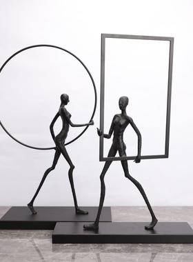现代简约创意黑色金属扛圈人摆件售楼部酒店家居抽象软装饰品摆设