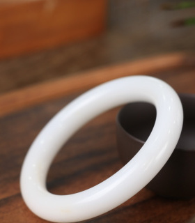 新疆和田玉暖白圆条手镯附证书