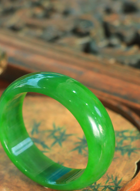 碧玉和田玉手镯女款菠菜绿宽条