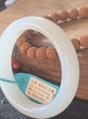 收藏级羊脂白和田玉宽条手镯