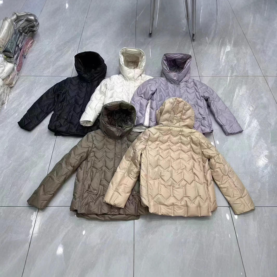 秋冬连帽压胶保暖时尚白鸭绒羽绒服女短款外套50%RYX8890压胶